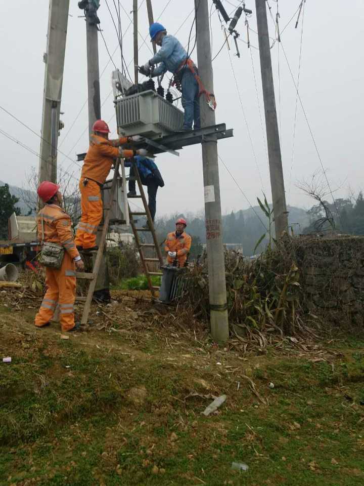守護燈火，電力人在行動——松桃供電局一線員工春節保電側記