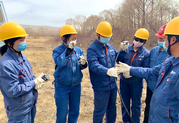 國網黃化供電公司首次成功采用“絕緣桿操作法”開展帶電作業