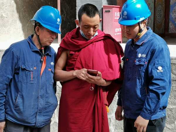 國網青海黃化化隆縣供電公司“流動營業廳” 走家串戶送服務