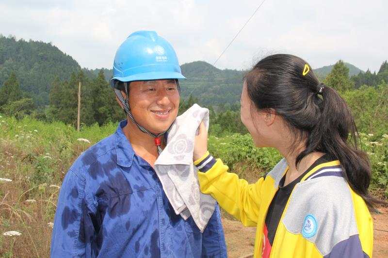 國網南充市嘉陵供電公司“親情助安”到農改現場