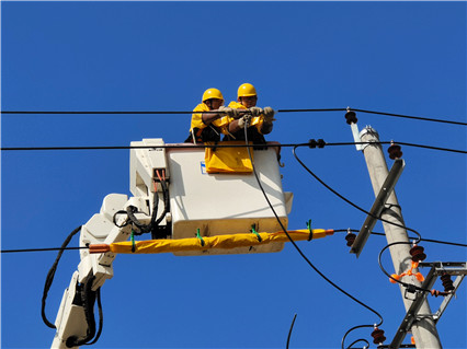 烏海電業局配電帶電作業中心新手青工“初出茅廬”