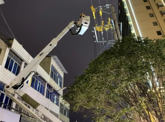 云南電網陸良供電局城區供電所冬夜搶修，杜絕用電隱患