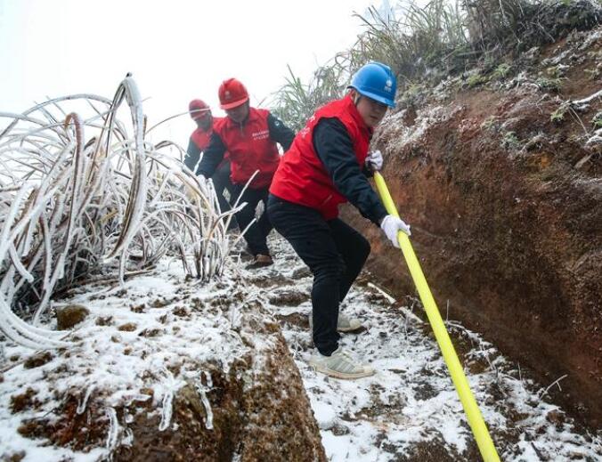 國網浦城縣供電：閩北高山現覆冰 徒步特巡保民生