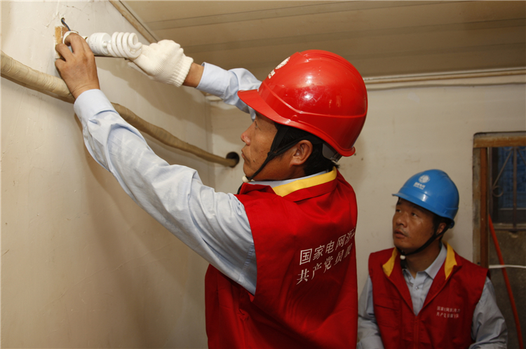 國網象山縣供電公司紅船服務進社區，把牢冬季安全用電關