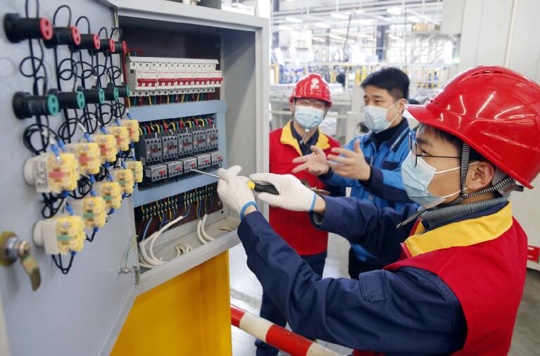 浙江寧波杭灣供電分公司護航“春節不停工”企業冬季安全用電