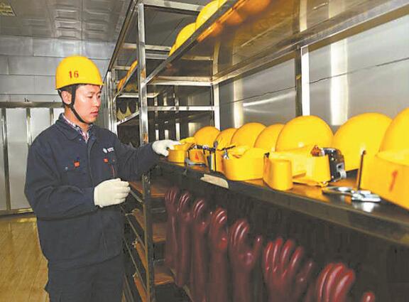 十七年鉆研，他成了帶電作業的“活教材”——記國家電網有限公司特等勞動模范李占奎