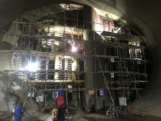 國網劉家峽水電廠7、8號機組進水口攔污柵補焊打磨修復順利完成