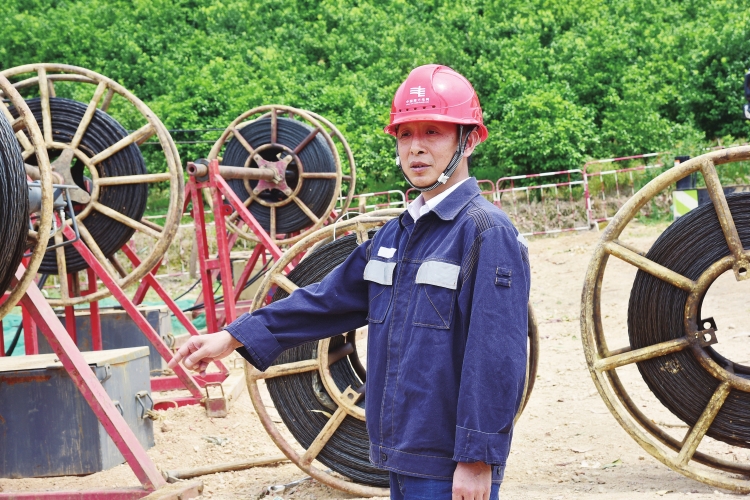 待人熱情寬厚 勤于思考自?。耗暇W超高壓公司柳州局黨委委員、副總經理潘濟猛