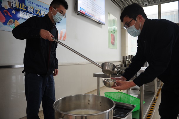 山東費縣發電公司一杯熱豆漿把職工暖到心坎里