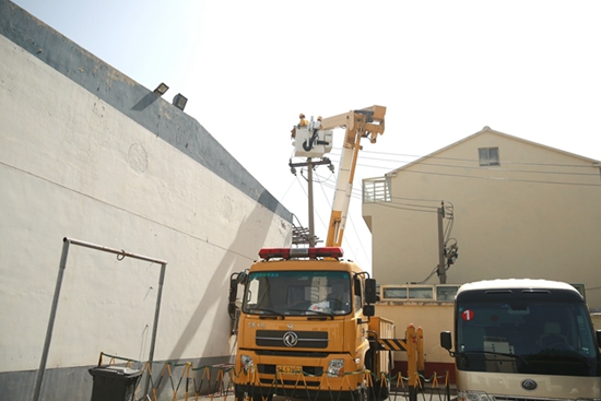國網山東壽光供電：線路帶電升級改造 保障學?？煽坑秒? width=