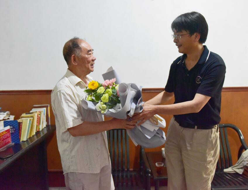 大唐華銀耒陽發電公司慰問老黨員并頒發“光榮在黨50年”紀念章