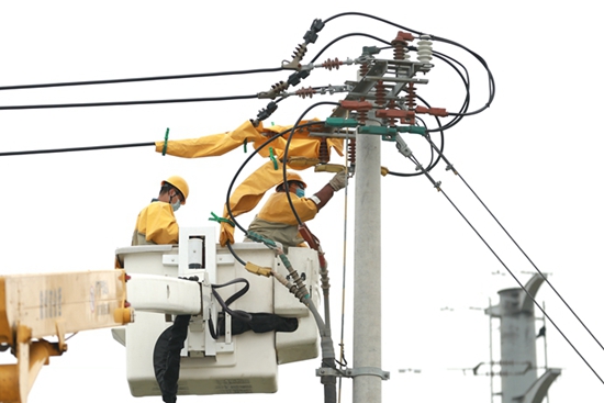 國網山東壽光供電：頂烈日帶電消缺 助企業夏峰用電