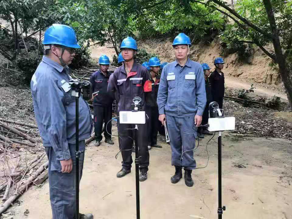 臨滄云縣供電局配電管理三所開展隱患整改，切實保障用戶用電安全