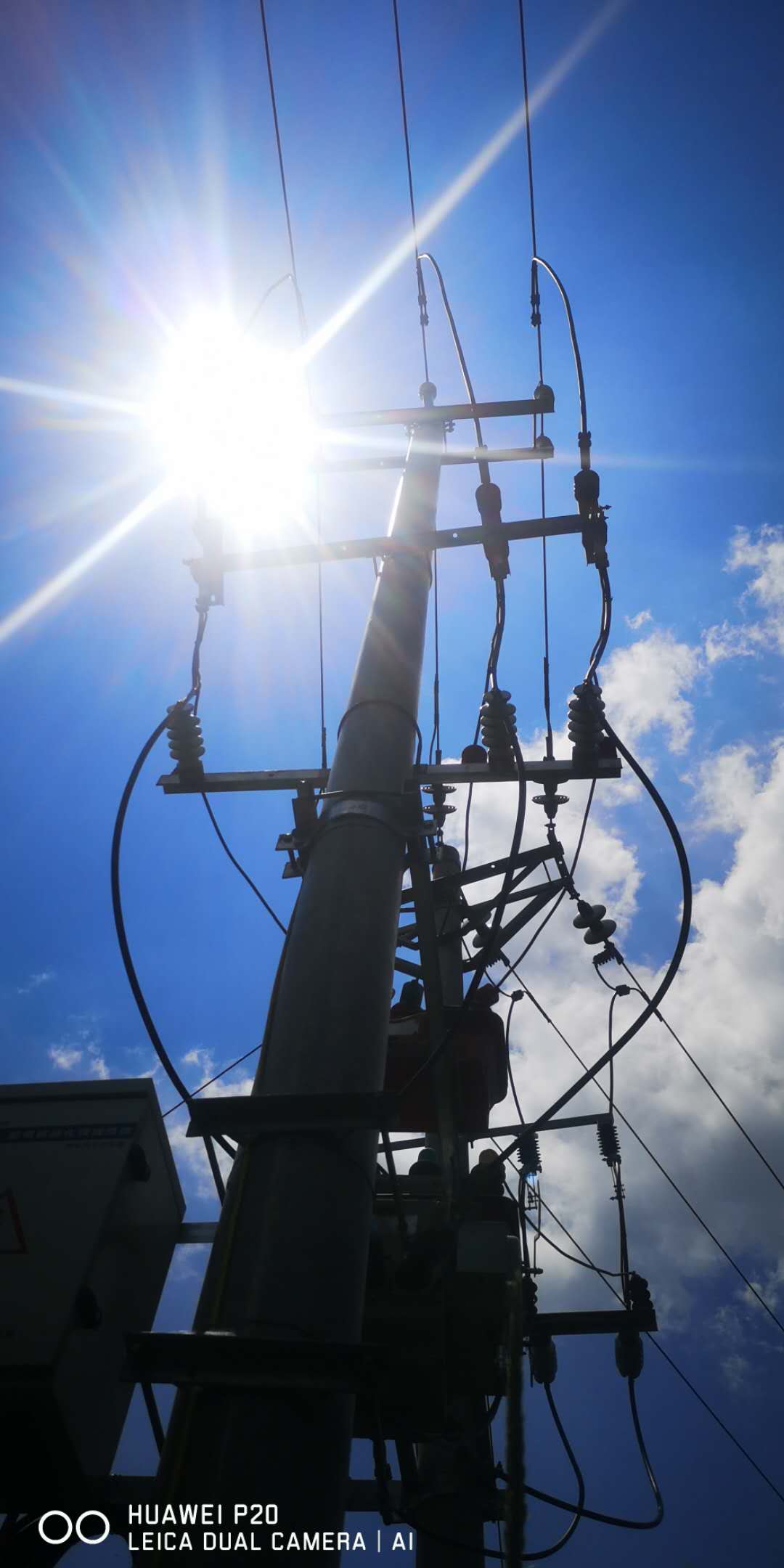 南方電網貴州安順關嶺供電局頂烈日更換配變決戰高溫“桑拿”天