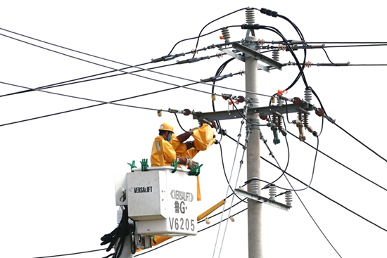 國網山東壽光供電：帶電加裝絕緣護套 秋季電網供電可靠