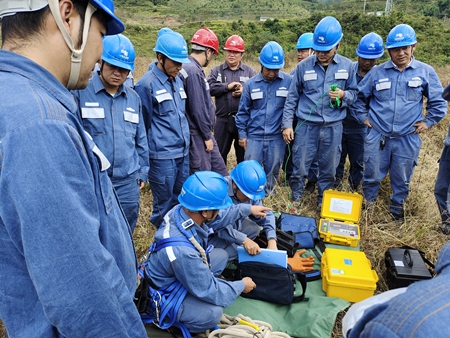 鳳慶供電局開展接地電阻儀、直流試送儀的培訓