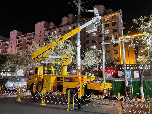 烏海電業局配電帶電作業處：堅守蒙電責任，勇戰寒潮