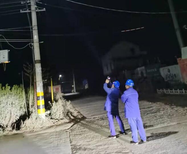 頂嚴寒“電力醫生”測溫忙只為群眾溫暖過冬