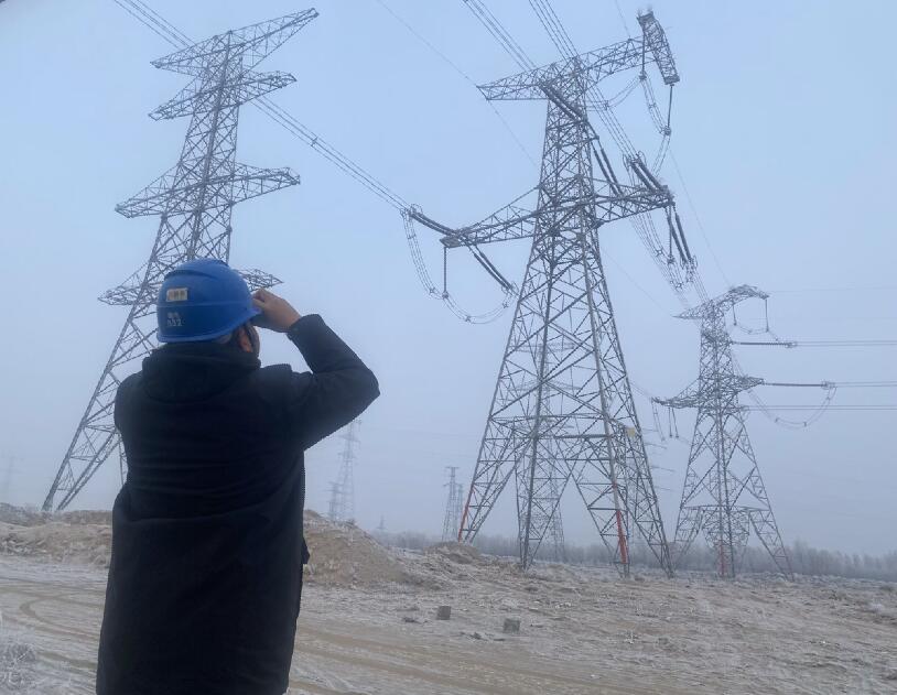 內蒙古烏海超高壓供電公司防污除閃，寒冬堅守一線