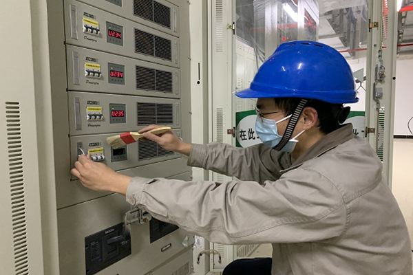 國能（連江）港電有限公司黨員示范助力直流系統清掃檢查