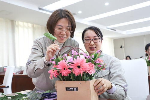 大唐濱州發電公司公司舉辦“妙手生花  璽印芳華”慶“三八”創意插花活動