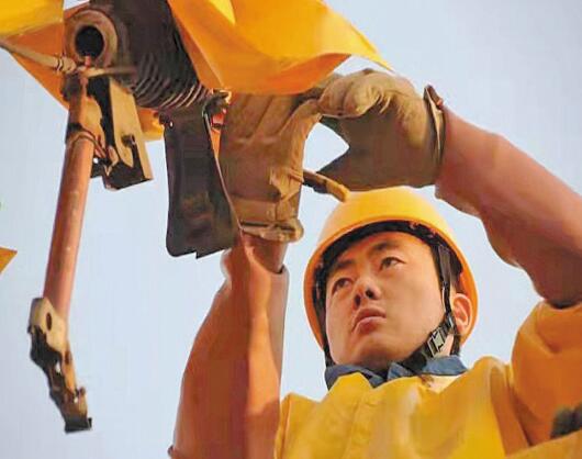 在高空施展帶電作業絕活——記國網工匠劉小元