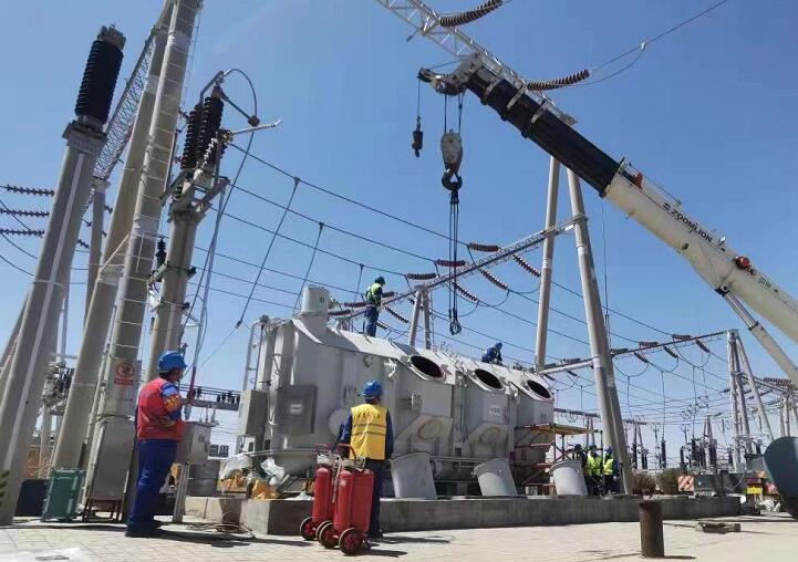 吊罩成功！主變大修工程為“綠色電”保駕護航