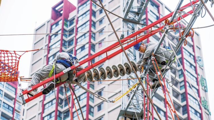 云南電網公司首創帶電作業新技術消除變電站隱患