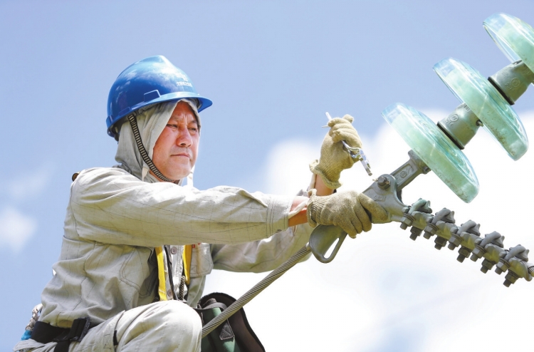 勤學善思、心系安全的崗位尖兵——記貴州電網公司興義供電局輸電管理所高級作業員龍福剛