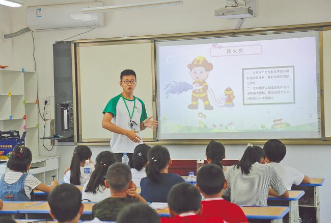 郝明?。簬椭嗳?傳遞更多溫暖