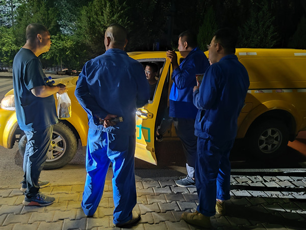 烏海市千里山供電公司千鋼供電所黑夜中的孤勇者，背抵黑暗守護光明