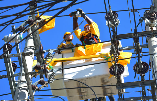 國網樂安縣供電公司帶電作業戰高溫 迎峰度夏保供電