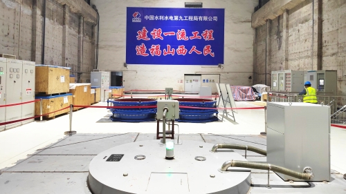 小浪底引黃工程3號機組轉子吊裝成功