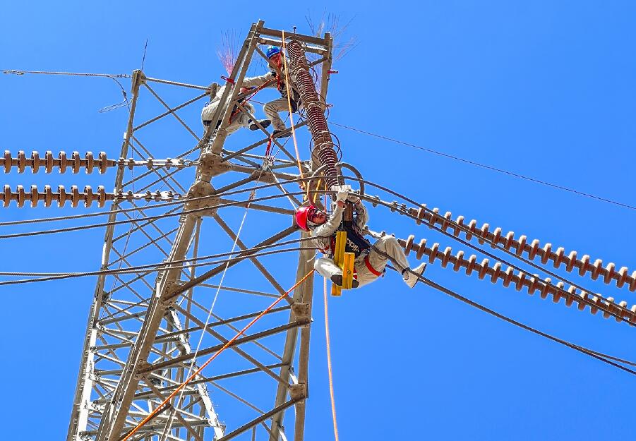 烏海超高壓供電公司戰炎炎高溫 保輸電線路安全