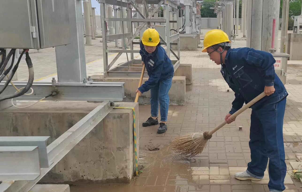 戈壁有雨，阿電人全力出擊保供電