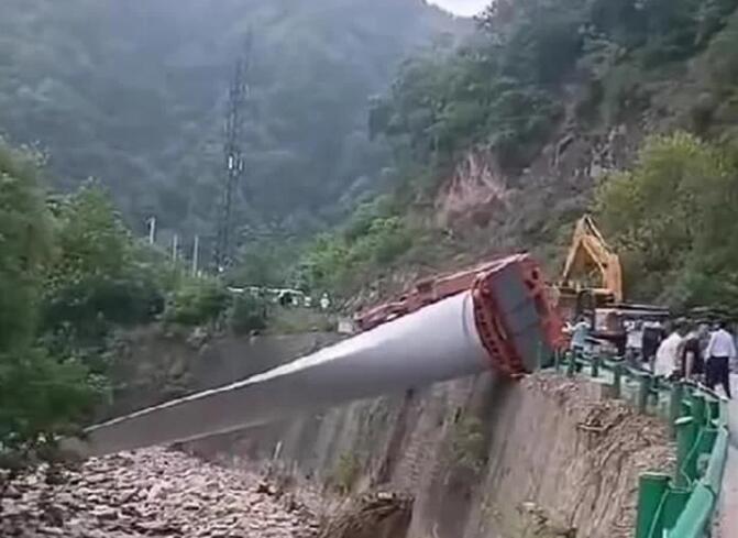 陜西寶雞隴縣：80米風電扇葉運輸車歪倒，正救援
