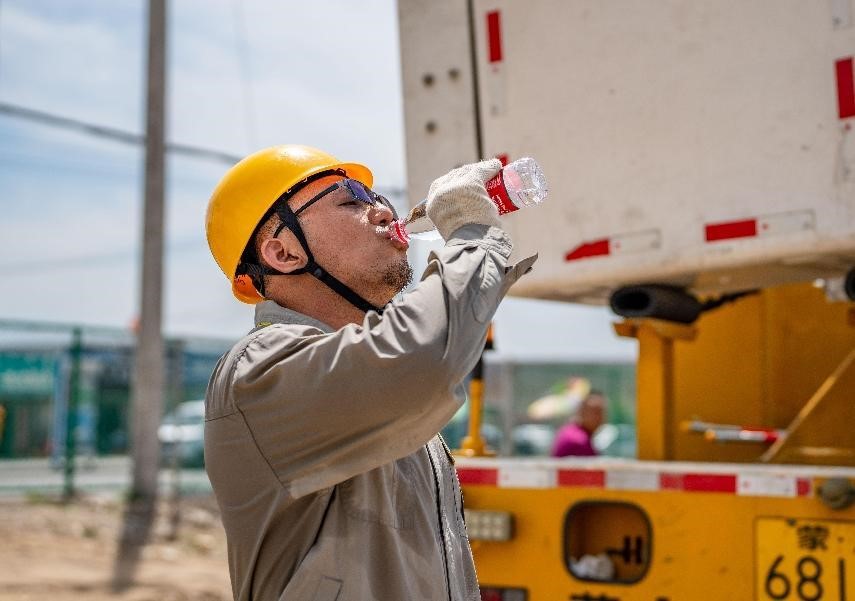 呼和浩特供電帶電作業處鏖戰酷暑工會送水暖人心