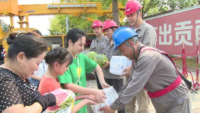 四川什邡：電力工人高溫保電忙，社區群眾熱情慰問表感謝
