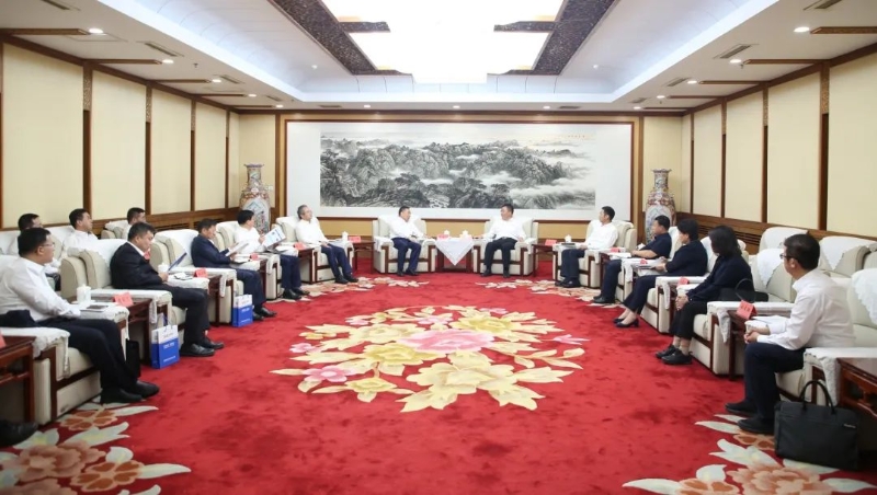 宋海良與內蒙古自治區黨委常委、呼和浩特市委書記包鋼座談