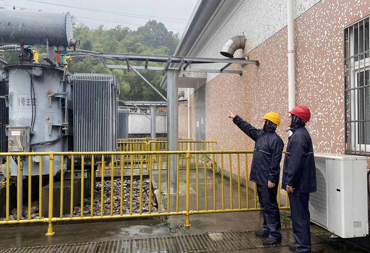 浙江余姚“青年黨員”駐扎四明山區 保老區居民臺風天用電無憂