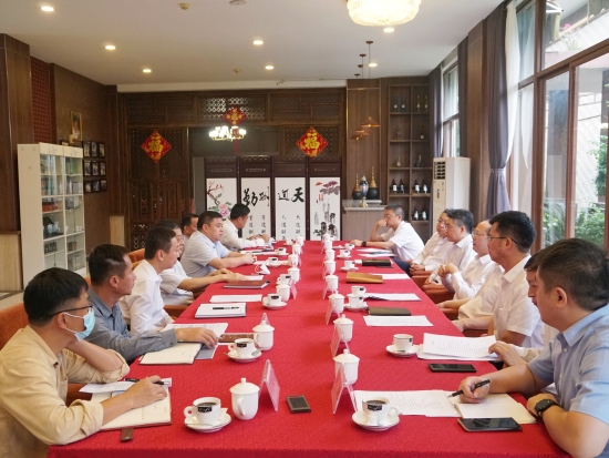 中國電建黨委常委、副總經理徐鵬程與海南萬寧市委書記蓋文啟、市長王三防座談
