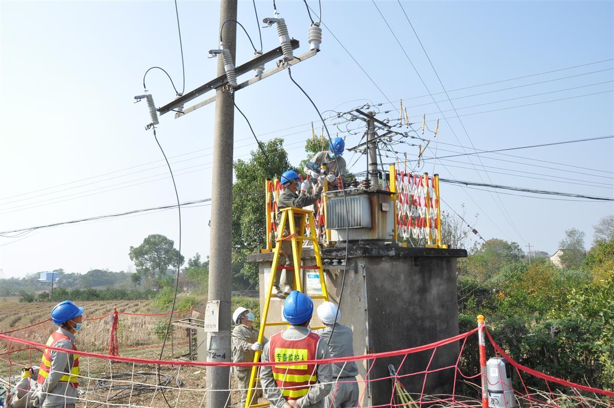 國網松滋供電公司集中檢修消除隱患
