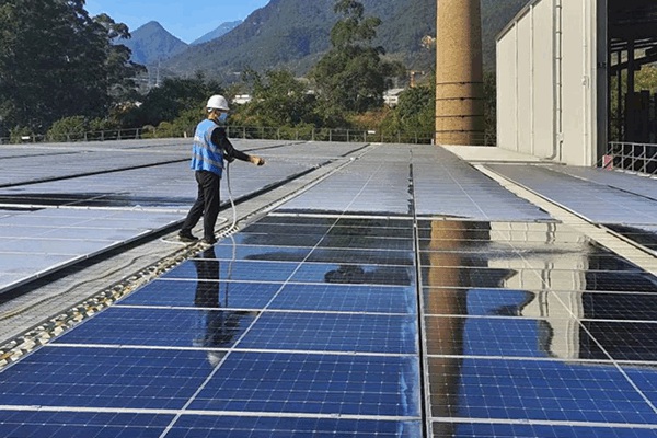 國能龍巖發電公司開展光伏場站組件清洗提升發電效率
