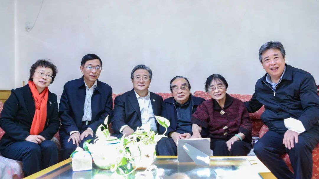 余劍鋒春節前夕看望慰問核工業老領導蔣心雄、陳肇博