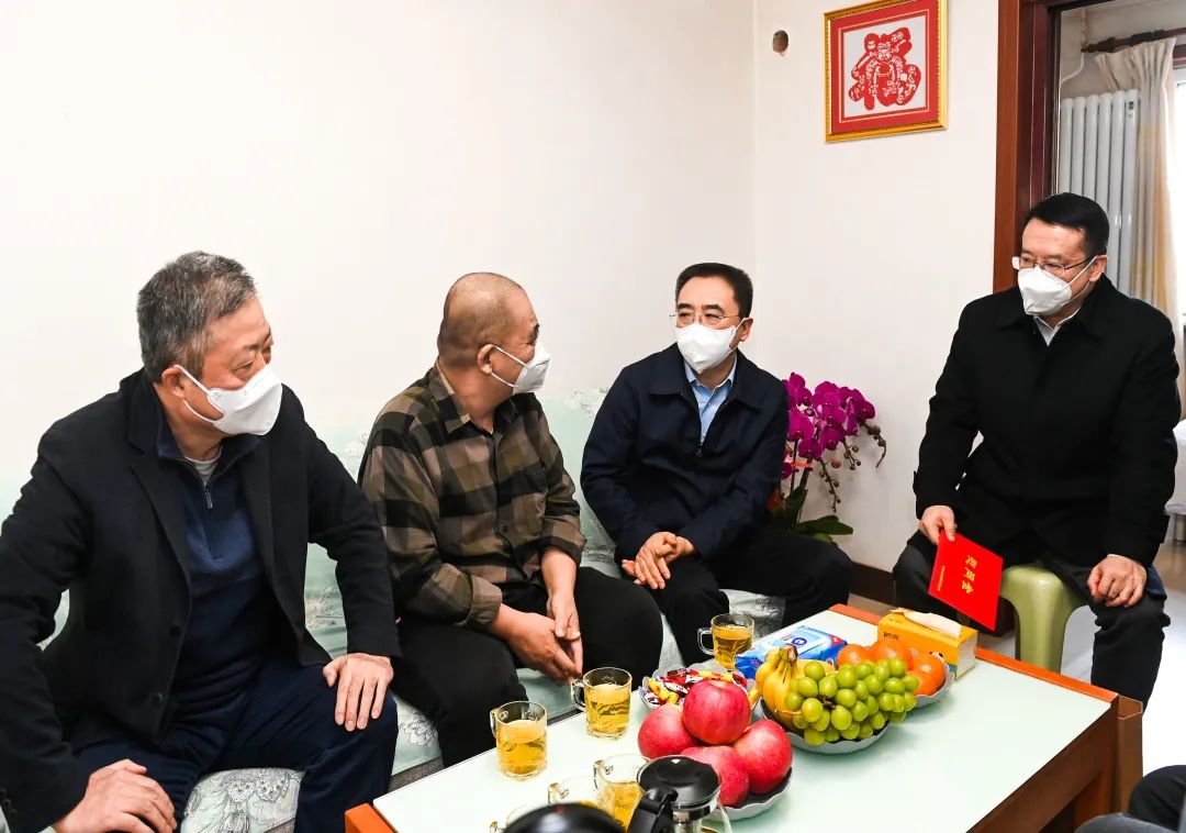 鄒磊、劉明勝走訪慰問退休老領導、勞模遺屬、困難黨員群眾