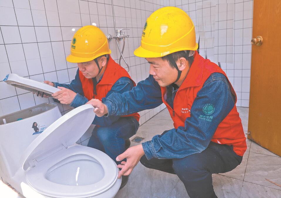 浙江諸暨市供電公司：改造農家廁所 改善老人生活