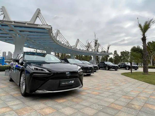 全國首個氫燃料電池轎車全場景規?；痉哆\營項目正式啟動
