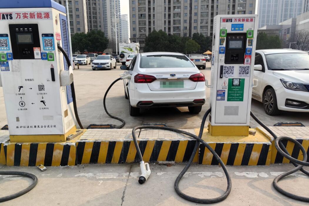 新能源車充電槍被扔積水中，對“城市家電”需多加愛護