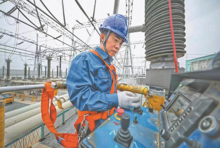 “大國工匠”馮新巖：扎根一線的“電網醫生”