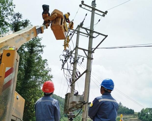 云南羅平供電局節假日里的電力“特種兵”